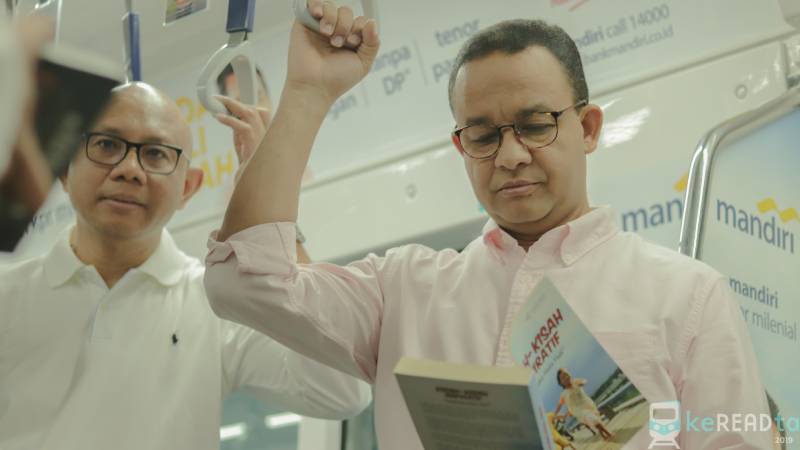 Anies Baswedan turut serta dalam kampanye membaca di angkutan umum