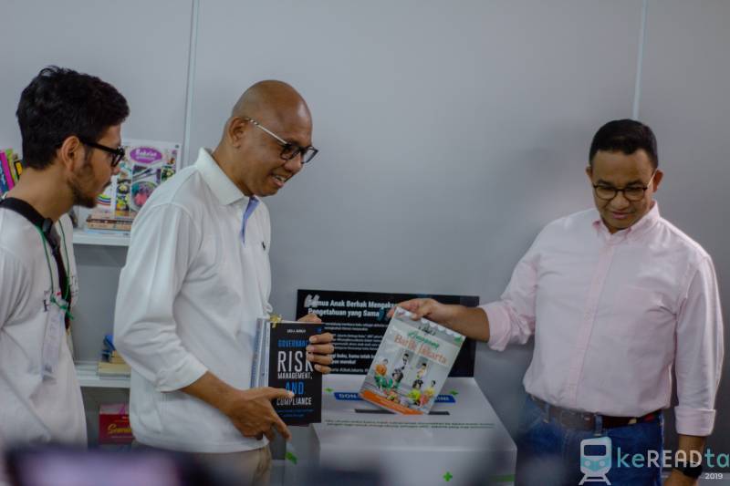 Sumbangan buku untuk Pojok Literasi di stasiun MRT