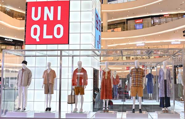 Instalasi Uniqlo di Main Atrium Senayan City