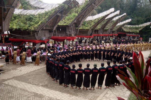 Upacara rambu solok adalah upacara kematian suku