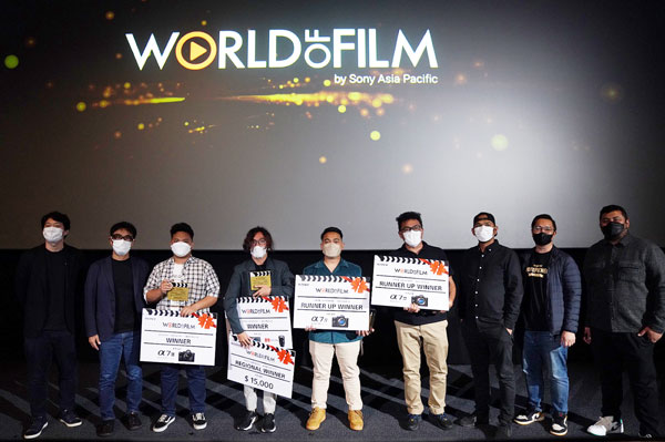 Takeshi Hatanaka  dan Koji Sekiguchi bersama pemenang World of Film tingkat lokal dan regional