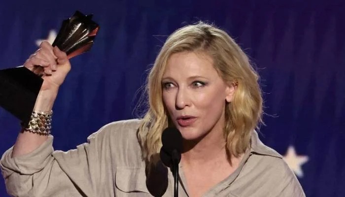 Cate Blanchett menerima anugerah Best Actress